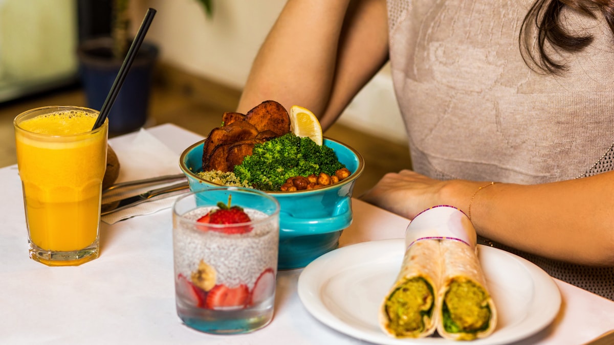 Embarazada con frutas y alimentos saludables